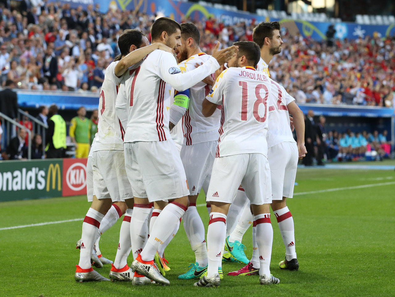 西班牙翻盘那不勒斯，皮克统治全场