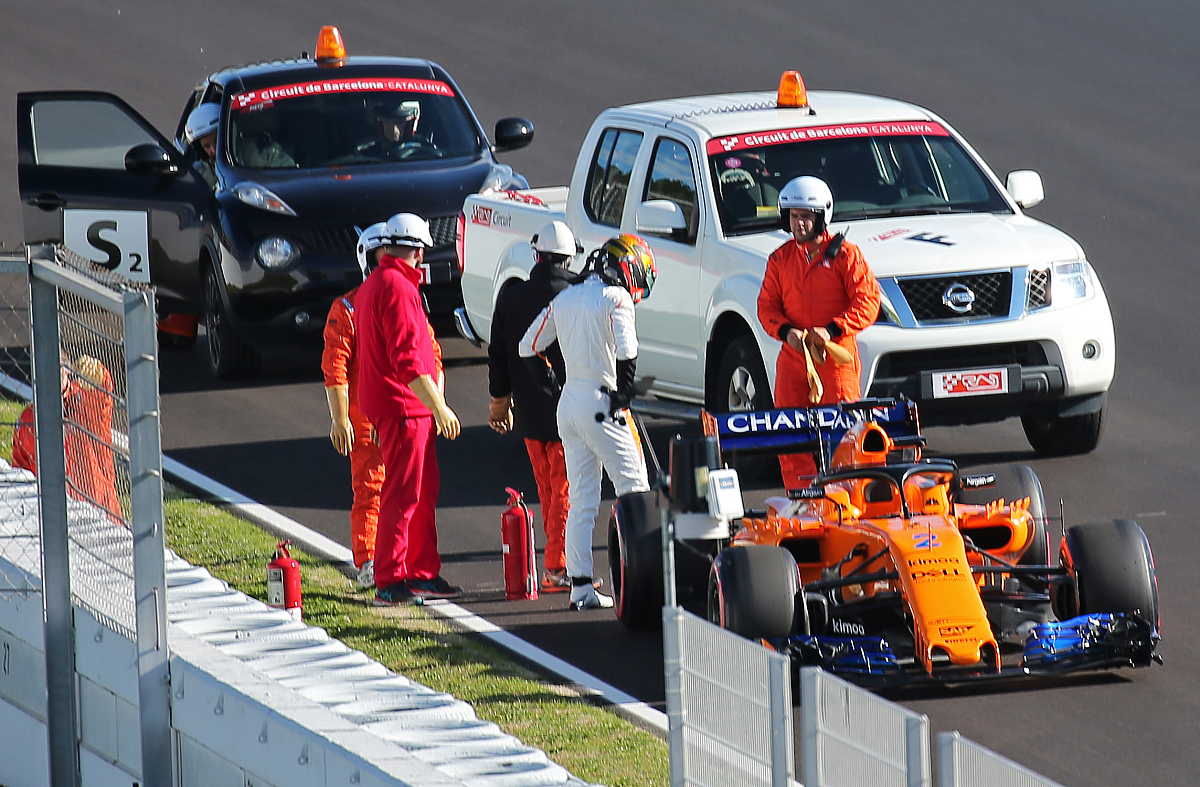 索伯车队鏖战红牛车队，塞恩斯点燃赛场