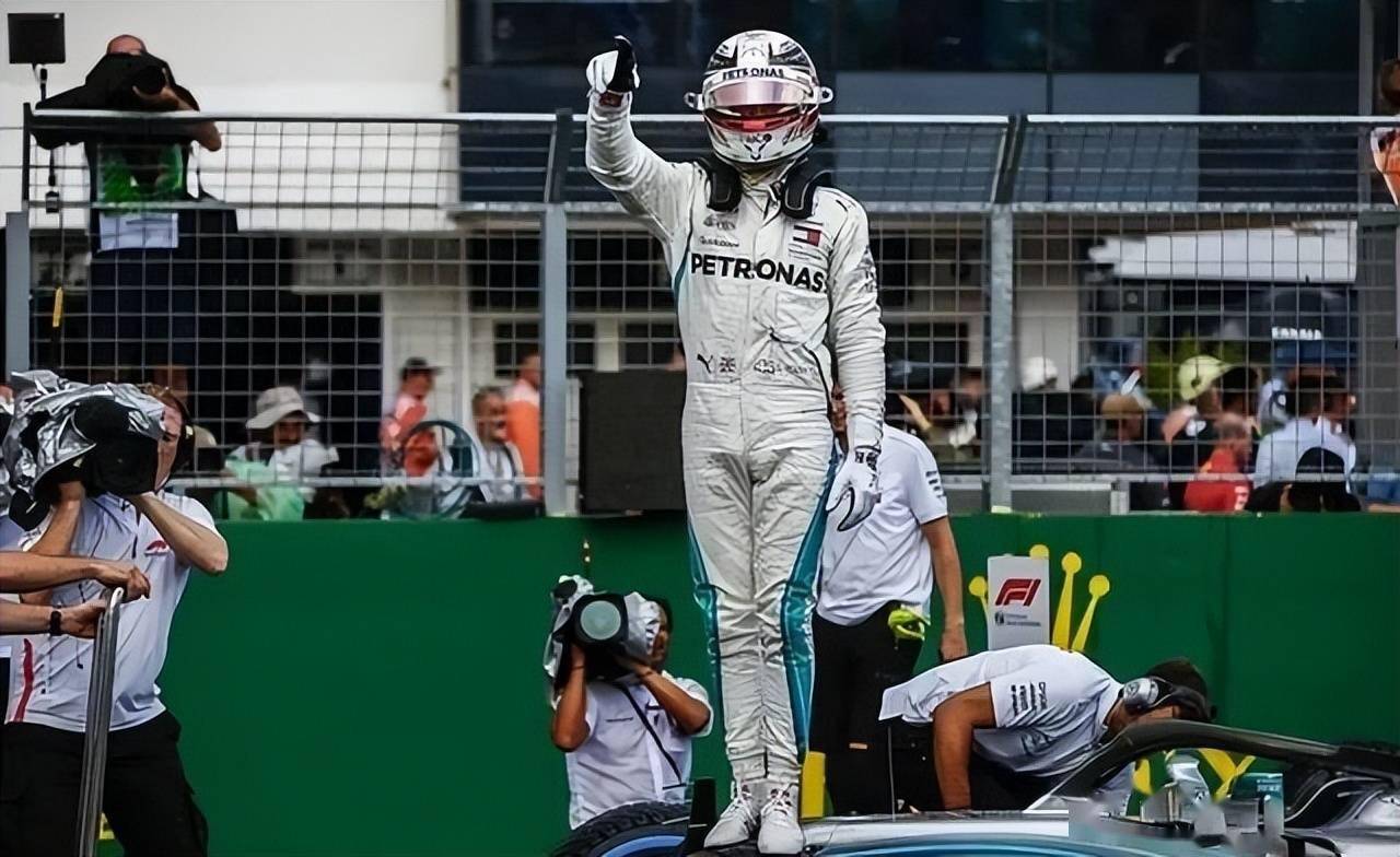 迈凯伦绝杀红牛二队，汉密尔顿点燃赛场