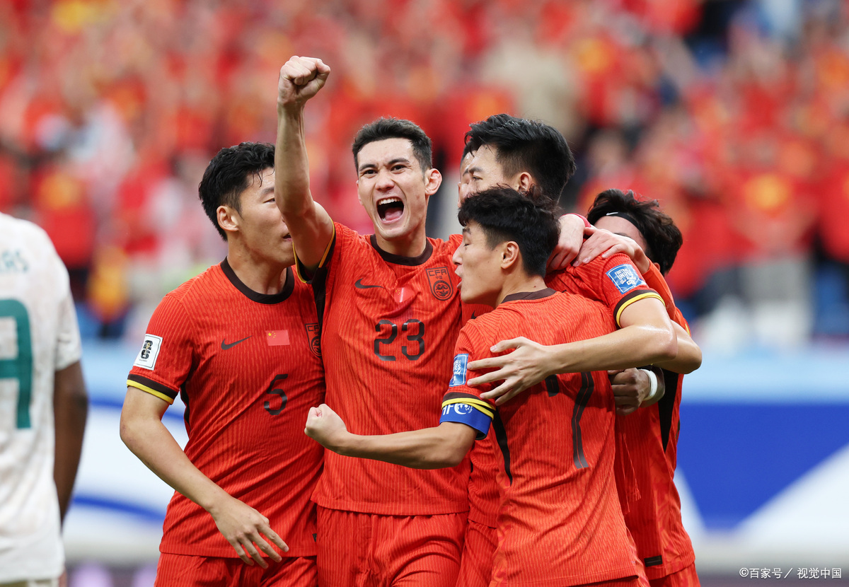 足球赛事竞争激烈，各队斗志昂扬