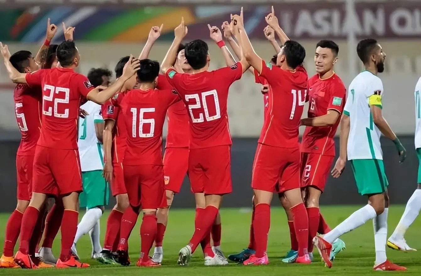 国内足球联赛:激烈的角逐引发球迷热情 国内足球联赛:激烈的角逐引发球迷热情